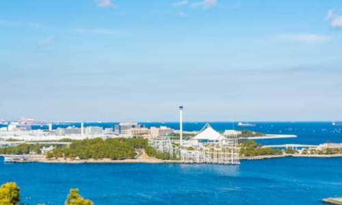 横浜・八景島シーパラダイスを望む八景島沖の海域。穏やかな雰囲気のプライベート散骨ポイント