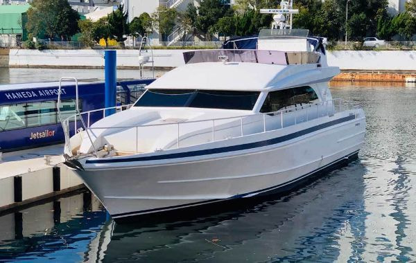 横浜ベイブリッジ沖のプライベート散骨で使用する高級クルーザーMY2｜少人数で行う上質な貸切海洋散骨