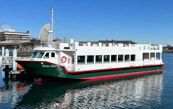 横浜ベイブリッジ沖のプライベート散骨で使用する大型パーティ船ロサアルバ｜大人数で行う貸切海洋散骨に対応