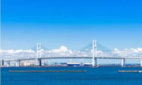 横浜ベイブリッジを望むベイブリッジ沖の海景色。横浜港らしい開放感のある海域で行う海洋散骨ポイント
