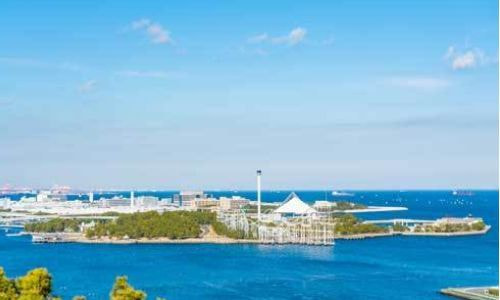 八景島シーパラダイスを望む八景島沖の穏やかな海。自然と街の景色が調和する横浜の海洋散骨エリア