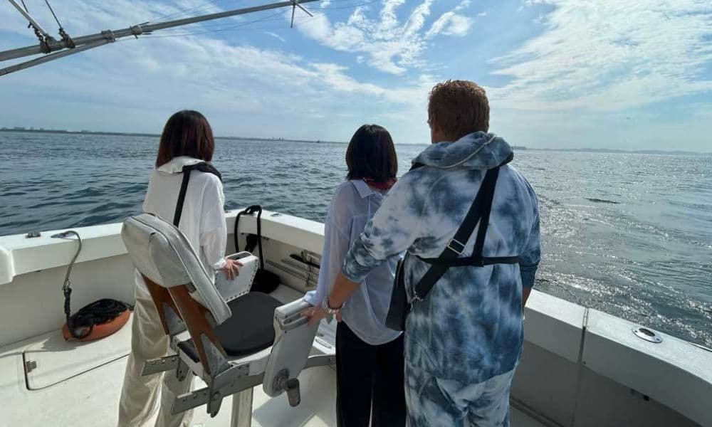 江ノ島沖で貸切プライベート散骨を行うご家族の様子