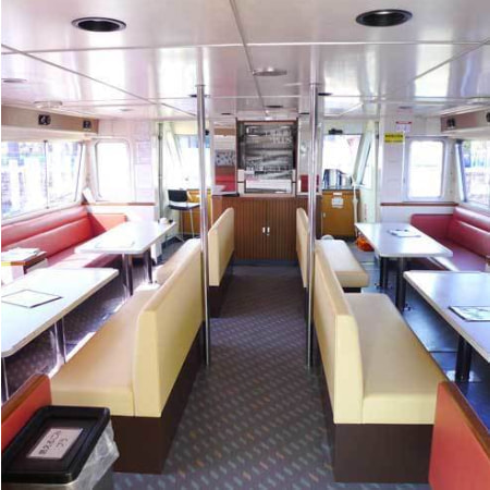 観光船ゆめはまの広いキャビン内観｜4つのソファブースを備えた快適な船内空間