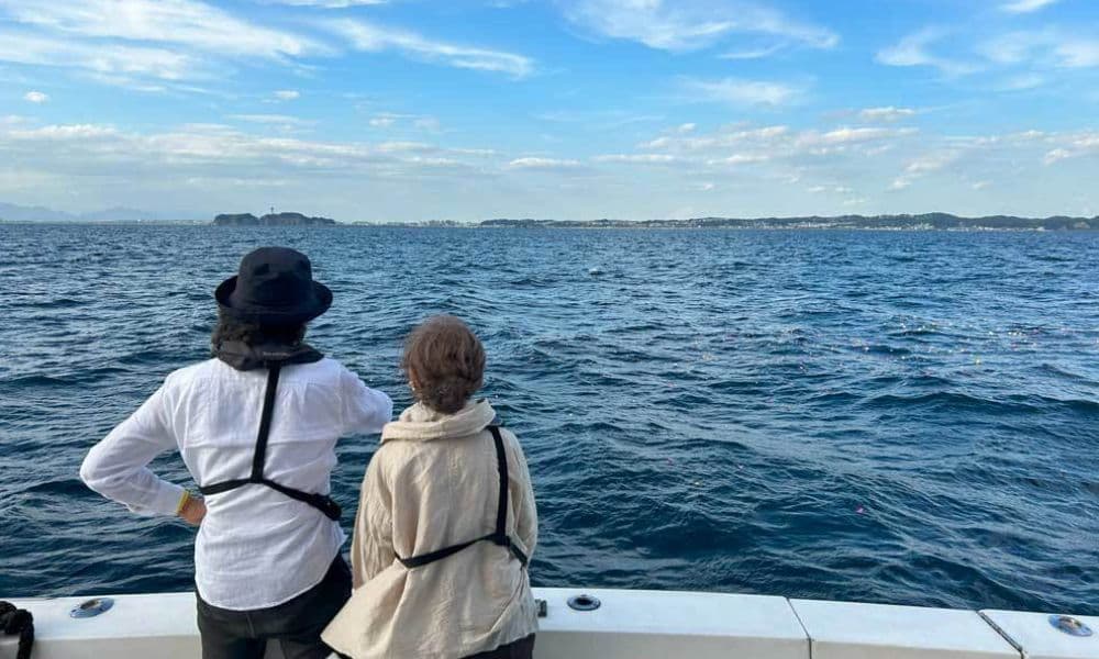 鎌倉沖の貸切海洋散骨で、ご家族が海を見つめる後ろ姿
