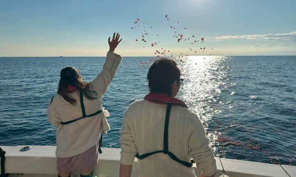 茅ヶ崎沖の海でプライベート散骨を行い、家族が船上から静かに海を見つめている様子