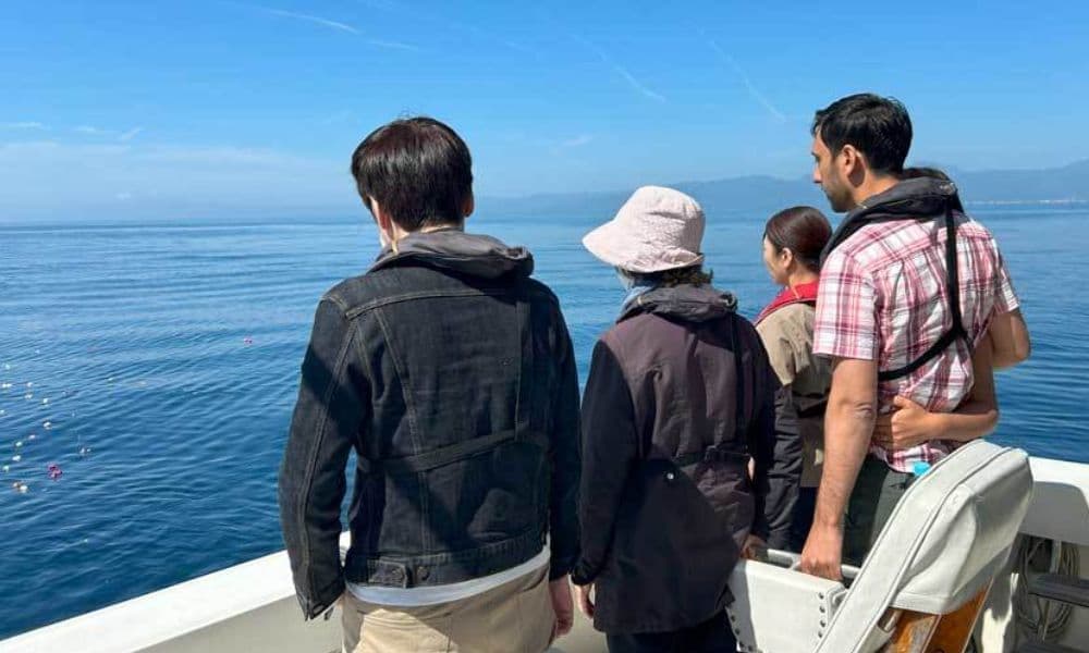 大磯沖の貸切海洋散骨で、富士山を望みながら海を見つめるご家族の様子