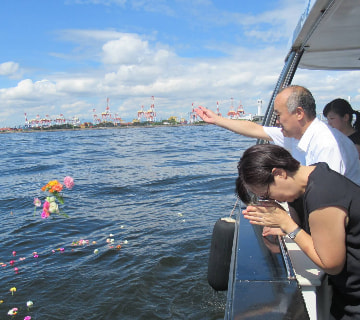 横浜の海で1周忌の供養として献花を行う様子｜海洋散骨後の供養｜清蓮