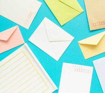 横浜の海で1周忌の供養として献花を行う様子｜海洋散骨後の供養｜清蓮