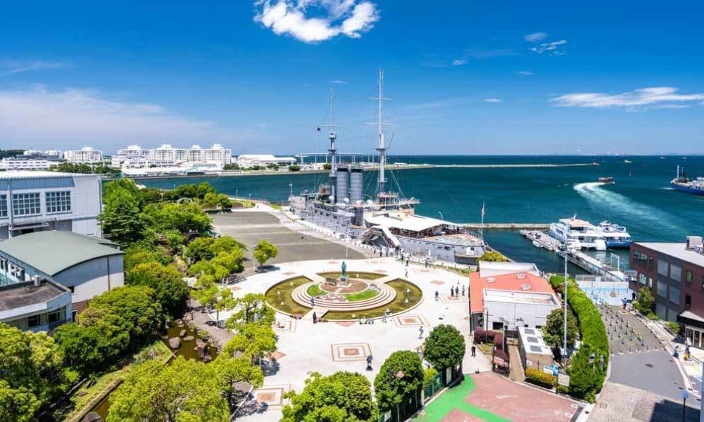 横須賀・三笠桟橋｜観音崎沖の海洋散骨セレモニー船が出航する桟橋