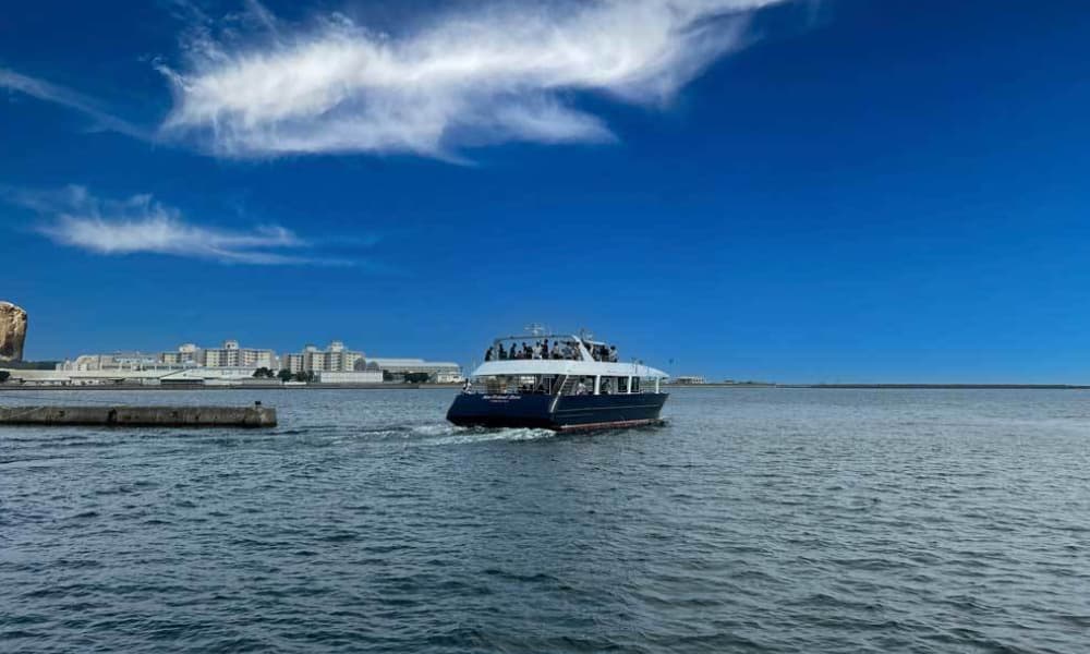 横須賀基地沖の海洋散骨｜三笠桟橋から出航し横須賀港を進む散骨セレモニーの船