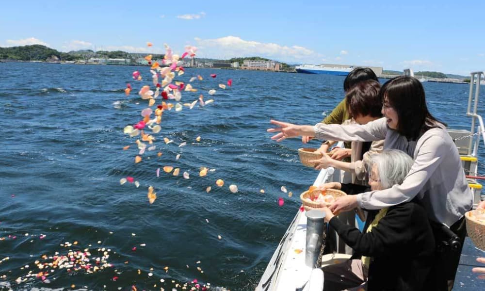 横須賀基地沖の海洋散骨｜花で送る散骨セレモニー