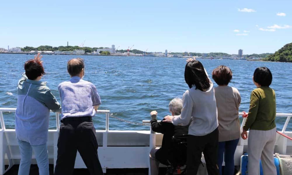 横須賀基地沖の海洋散骨｜船上から海を見つめ故人を見送るご家族