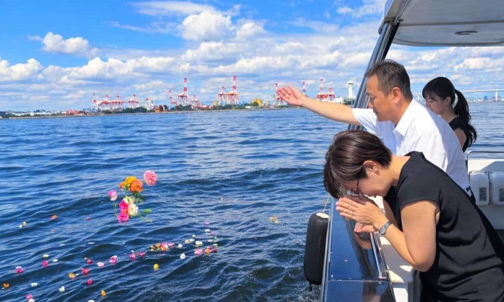 海洋散骨の様子｜花びらとともに遺骨を海へ還す海洋散骨