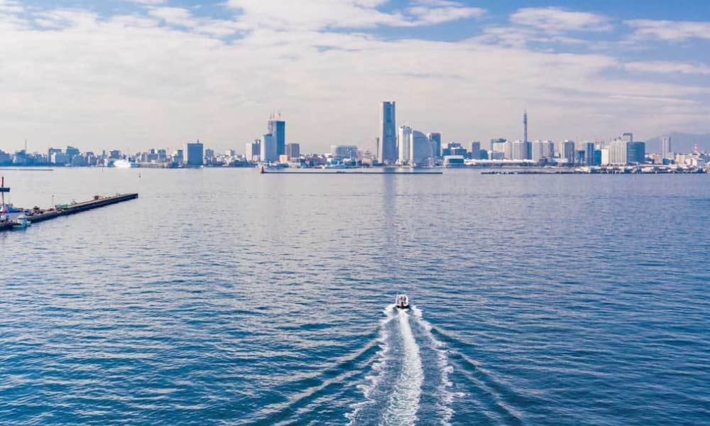 海へ向かう船と横浜の景色｜海洋散骨を考える方に寄り添うイメージ