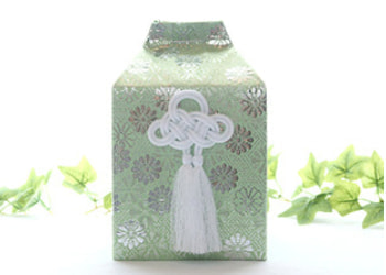 遺骨の入った骨壺