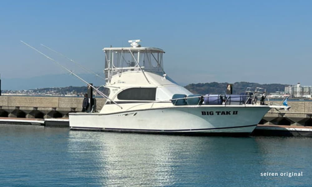 江ノ島沖の合同散骨で使用する正規客船「BIG TAK II」。片瀬港に停泊する白い船体の中型船。