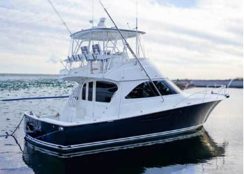 葉山沖の合同散骨で使用する中型サロンクルーザー