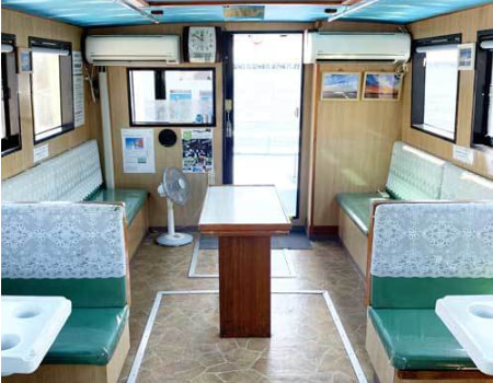 観光船ステラマリスのキャビン内観｜横浜の貸切プライベート散骨で使用する広い船室・キャビン前方から