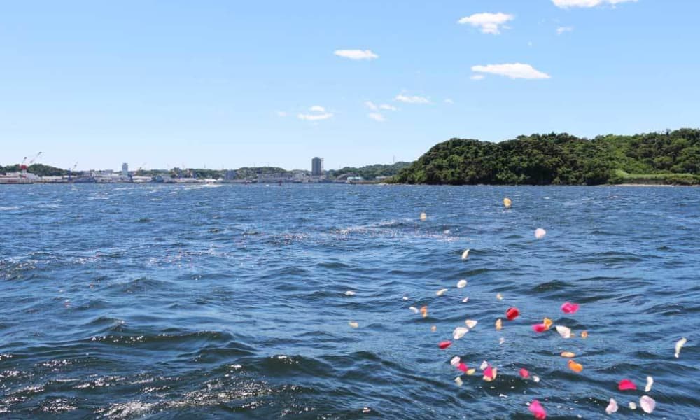 猿島沖の海洋散骨で献花を行う様子｜花で彩る散骨セレモニー