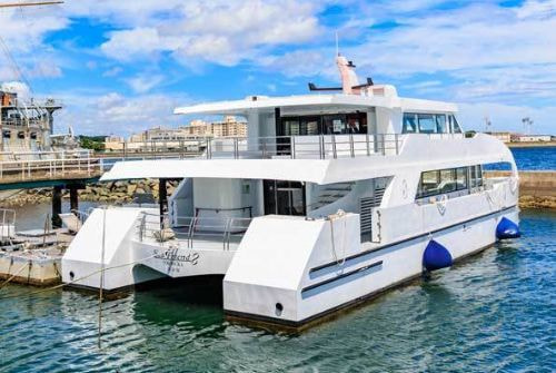 横須賀の船・豪華な観光船