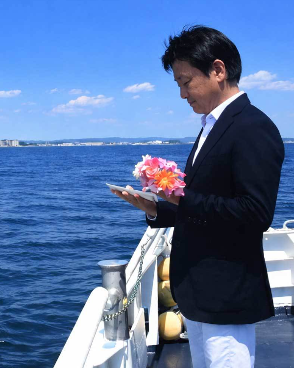 横須賀基地沖で行う海洋散骨の様子｜船上で故人を静かに見送る散骨セレモニー