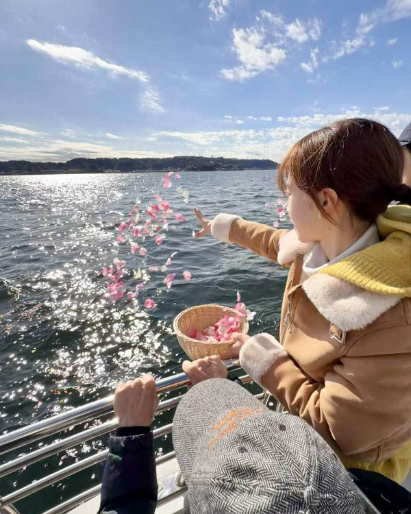 猿島沖の海へ花びらを手向ける海洋散骨の様子｜船上で見送る散骨セレモニー