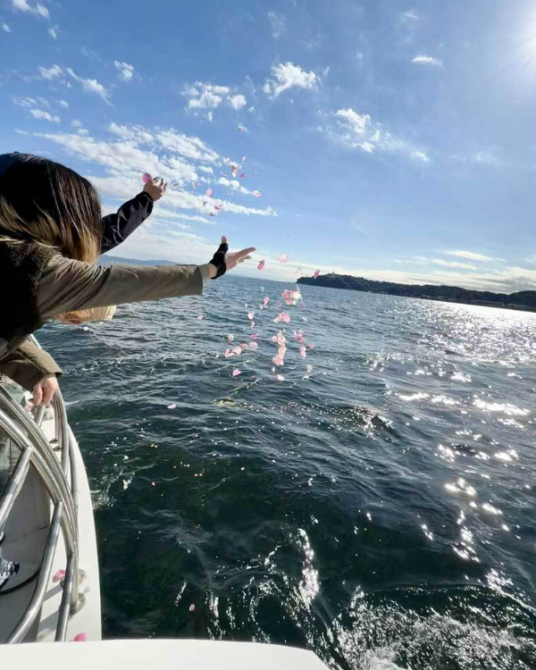 観音崎沖の海へ花びらを手向ける海洋散骨の様子｜船上で見送る散骨セレモニー