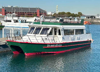 鶴見つばさ橋沖の散骨で使用する船