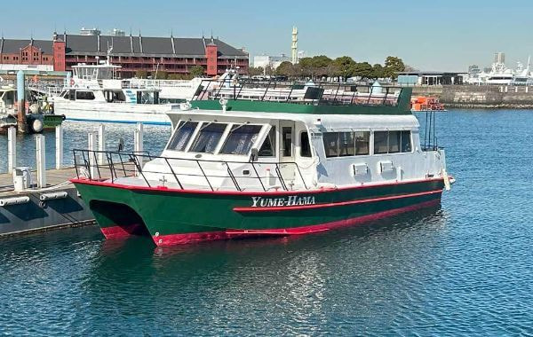 鶴見つばさ橋沖のプライベート散骨で使用する観光船「ゆめはま」
