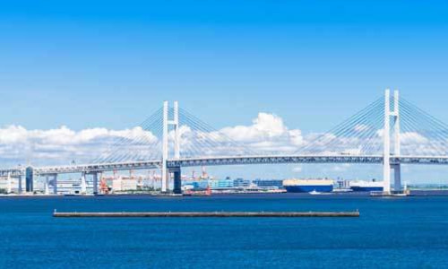 横浜ベイブリッジを望む海域。青い海と空に囲まれた、横浜のプライベート散骨ポイント