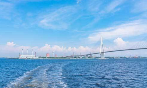 横浜・鶴見つばさ橋を望む海域。青空と海に囲まれた静かなプライベート散骨ポイント