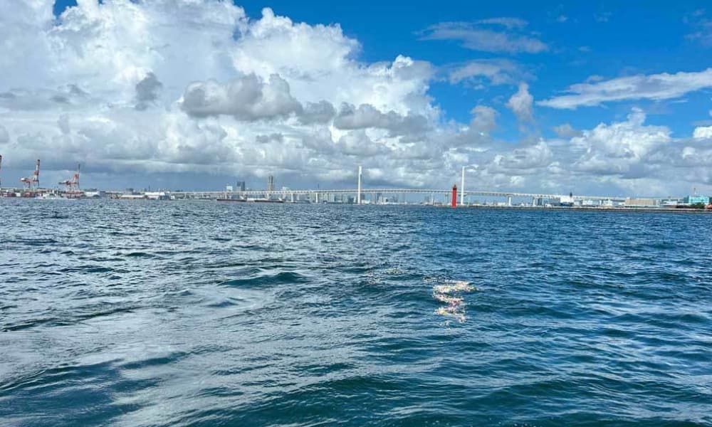 横浜ベイブリッジ沖の合同散骨｜一組ずつ静かにお別れを行う海の景色