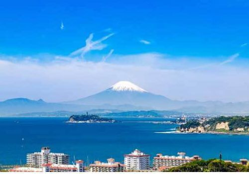 湘南・江ノ島沖から望む富士山の絶景。相模湾での海洋散骨にふさわしい美しい景観