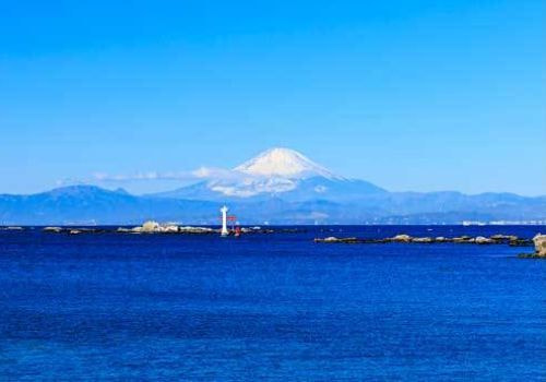 葉山沖の白い灯台と青い海。相模湾・湘南エリアでの海洋散骨の散骨ポイント