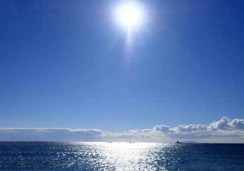 茅ヶ崎沖に広がる陽光と青い海。相模湾で静かにお見送りできる散骨ポイント