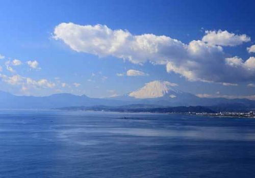 大磯沖から眺める富士山と相模湾。湘南エリアの雄大な自然に抱かれた散骨海域