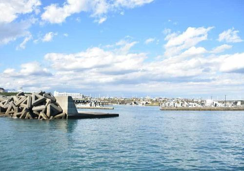 平塚新港の堤防と海。テトラポットが並ぶ港から相模湾を望む風景