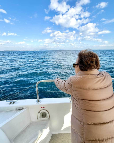 散骨ポイントへ向かうデッキで海を眺めるご家族の様子
