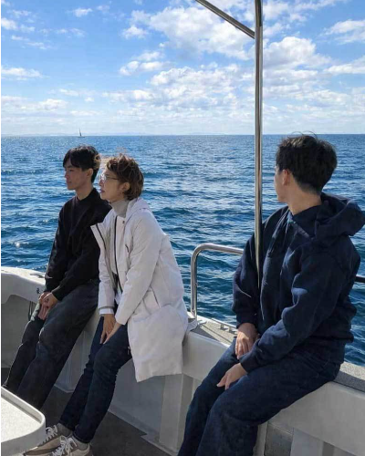 散骨ポイントへ移動する船上デッキで過ごすご家族の様子