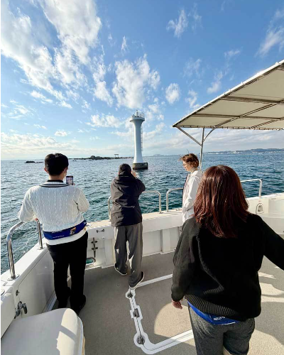 散骨後に海上から観光スポットを巡り景色を楽しむご家族の様子