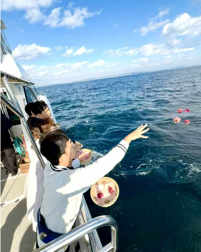 相模湾・湘南の海へ献花を手向けて故人を見送るご家族の様子