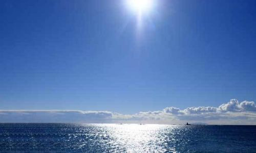 茅ヶ崎沖に広がる陽光と青い海。相模湾で静かにお見送りできる散骨ポイント