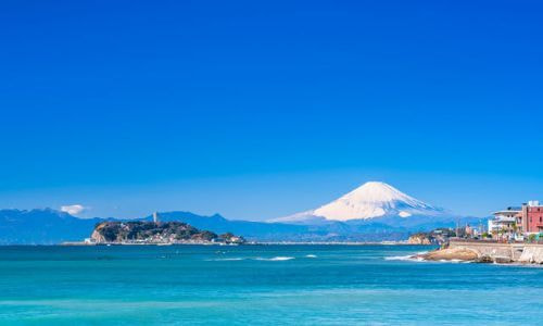 湘南・江ノ島沖から望む富士山の絶景。相模湾での海洋散骨にふさわしい美しい景観