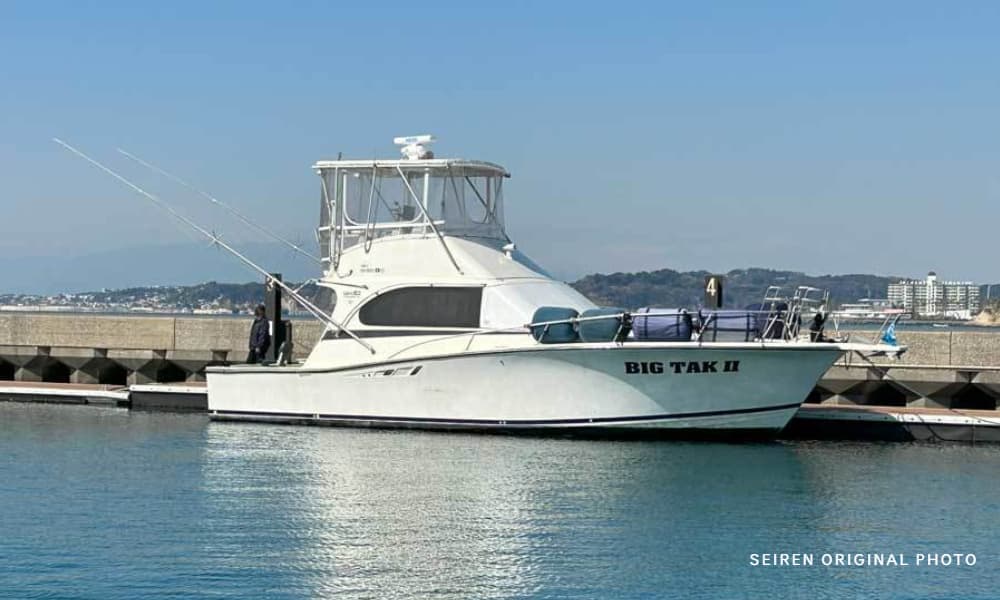 大磯沖の海洋散骨で使用するワイドタイプの中型クルーザー｜安定性に配慮した貸切散骨用の船