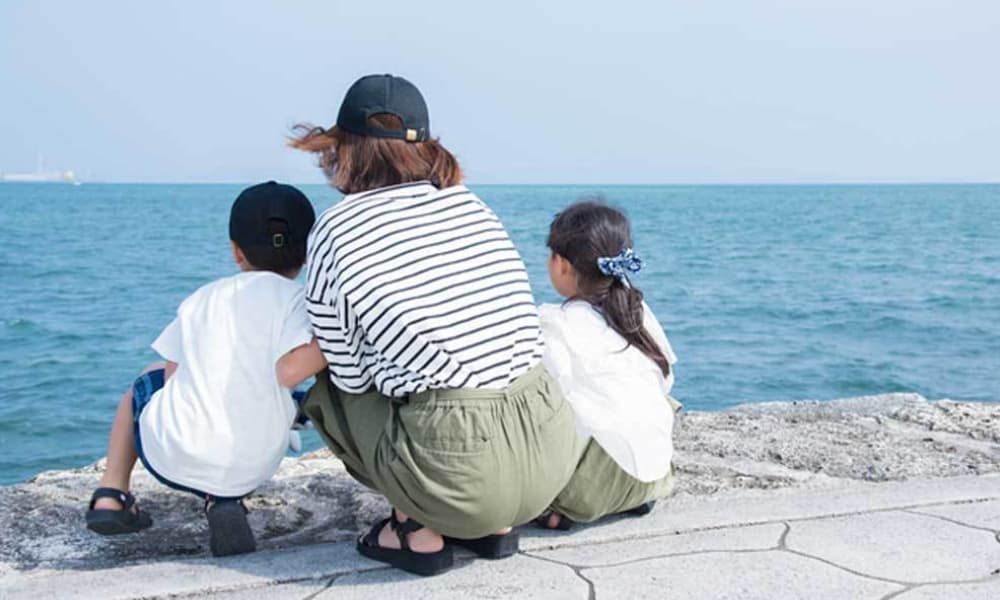 海を見つめながら故人を想う家族