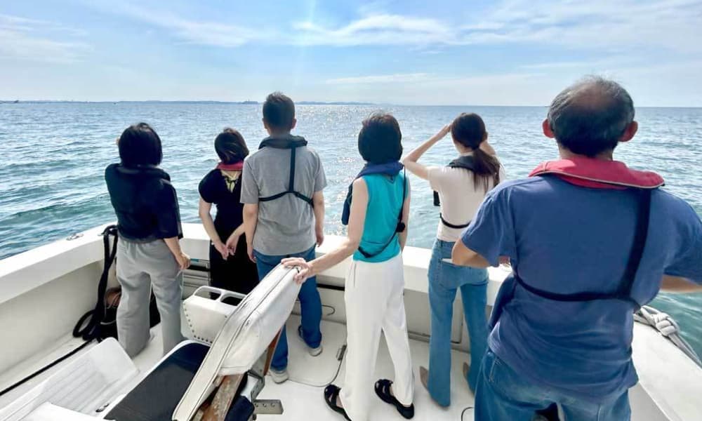 海洋散骨の船上で海を見つめながら故人を想うご家族