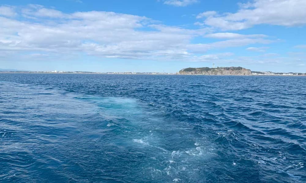 海洋散骨を行った海面と遠くに見える江ノ島