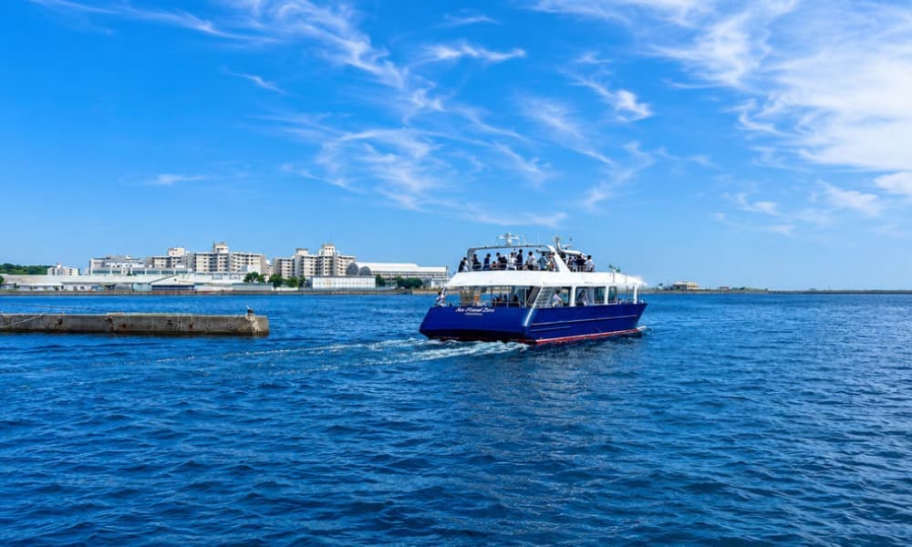 晴天の海を航行する海洋散骨に使用する船
