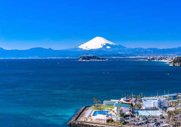 富士山と江ノ島を望む相模湾の美しい海｜湘南の海洋散骨