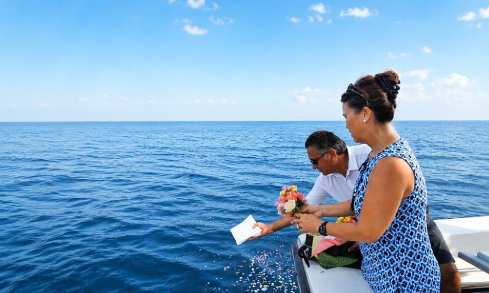 晴天の海を航行する海洋散骨に使用する船